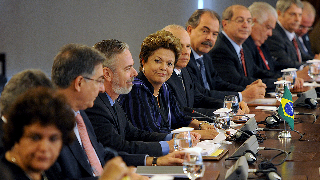 Ao lado dos ministros, presidente Dilma Rousseff recebe autoridades europeias no Palácio do Planalto, em Brasília, para o 6ª Cúpula União Europeia-Brasil, nesta quinta-feira (24)