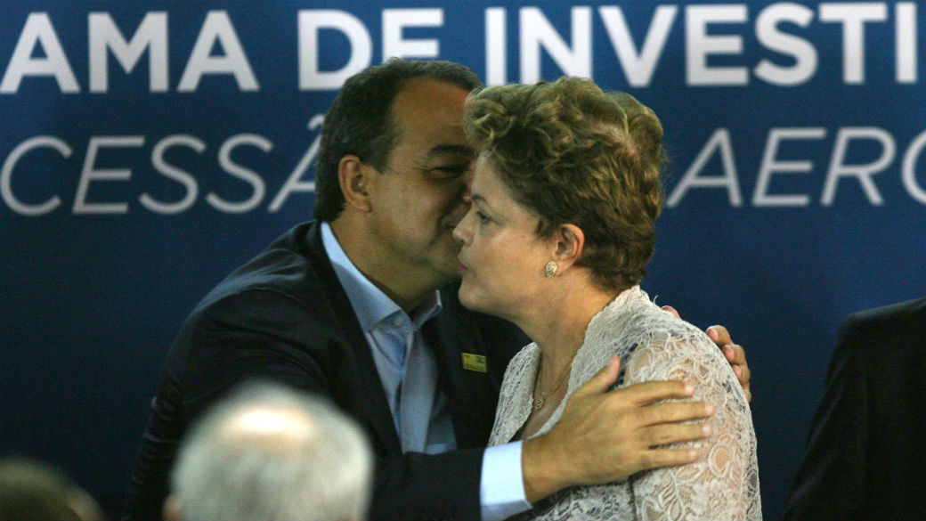 Dilma e Sérgio Cabral na assinatura do contrato de concessão do Galeão, no Rio