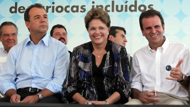 A presidente Dilma Rousseff com o governador Sérgio Cabral e o prefeito Eduardo Paes, em inauguração de Clínica da Família, no Rio de Janeiro