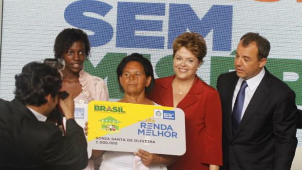 Dilma Rousseff e o governador Sérgio Cabral, em cerimônia dos programas de distribuição de renda dos governos federal, municipal e estadual