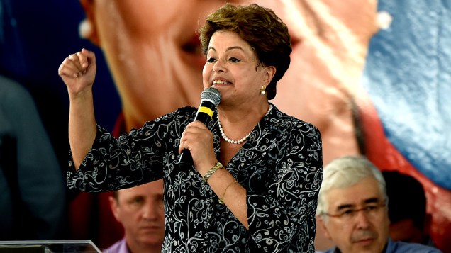 Em comício, Dilma Rousseff sugeriu que o governo de São Paulo omite parcerias com o governo federal