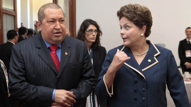 A presidente Dilma Rousseff ao lado do colega venezuelano, Hugo Chávez