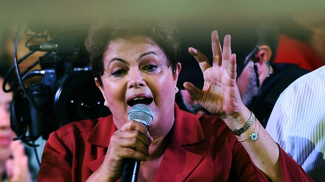 A presidente e candidata à reeleição pelo PT, Dilma Rousseff, durante comício em Campo Limpo, zona sul da cidade de São Paulo, na noite desta segunda-feira (29)