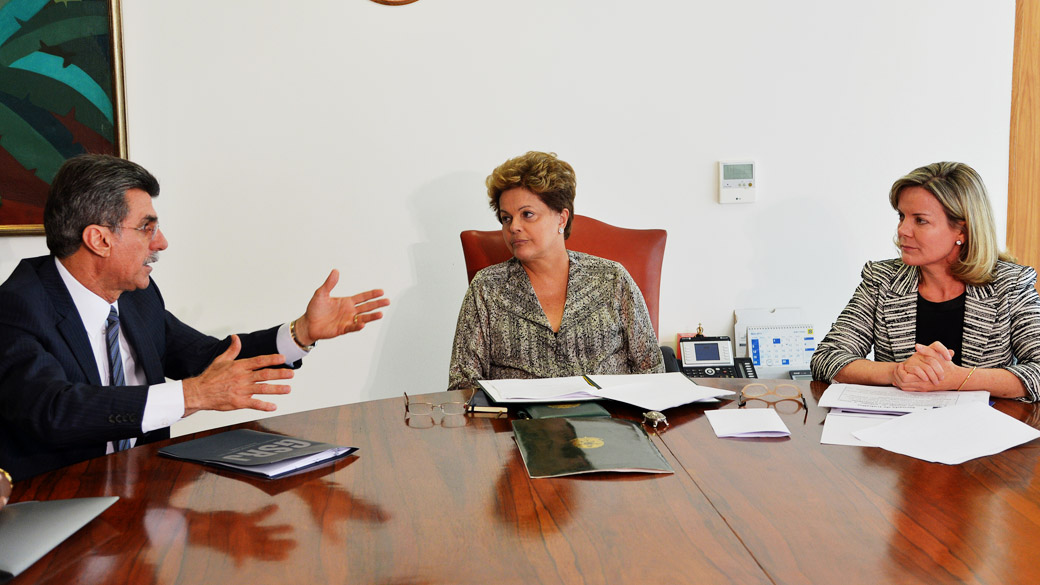 A presidente Dilma Rousseff durante reunião sobre a emenda das domésticas, com o senador Romero Jucá, e a ministra da Casa Civil, Gleisi Hoffmann