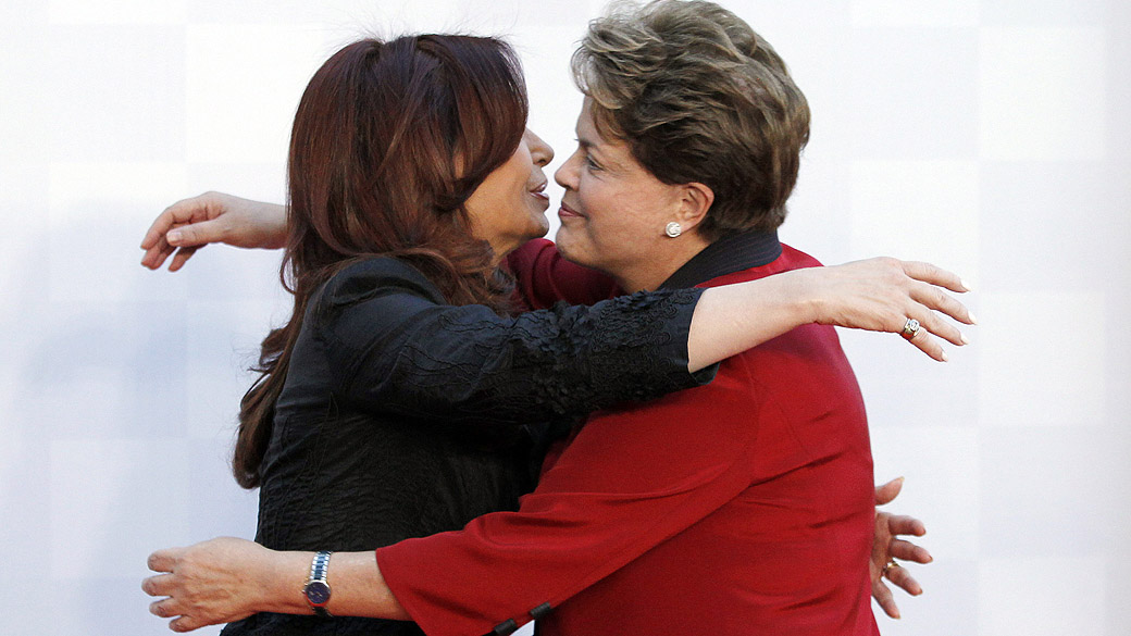 As presidentes da Argentina, Cristina Kirchner, e do Brasil, Dilma Rousseff, se abraçam durante cúpula do Mercosul