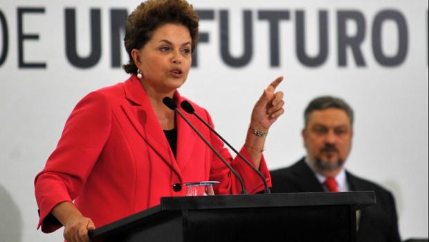 A presidente Dilma Rousseff e o ministro Antonio Palocci, durante cerimônia de assinatura de termos de compromisso para construção de quadras esportivas, nesta quinta