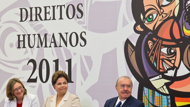A presidente Dilma entre a ministra Maria do Rosário e José Sarney