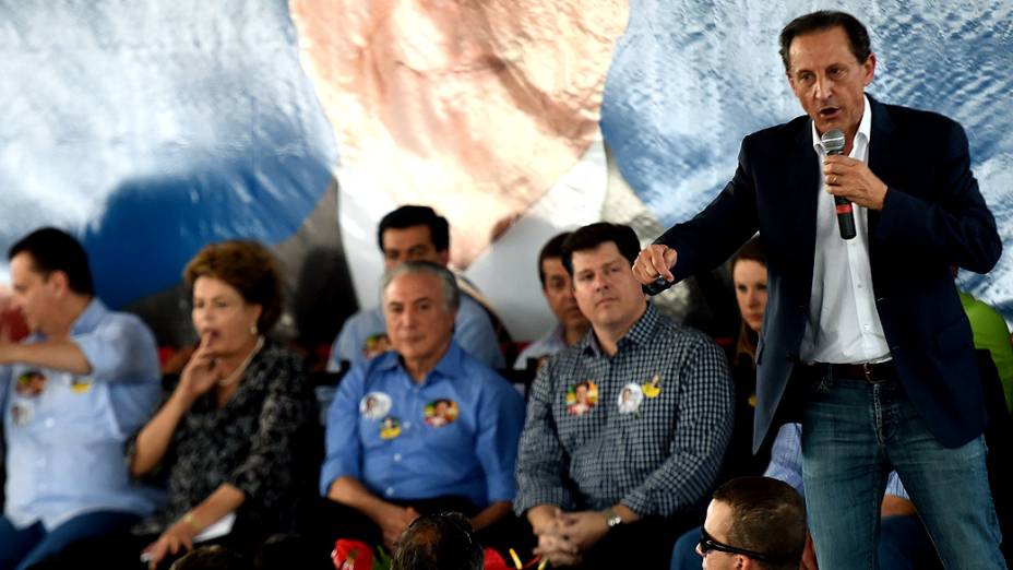 O candidato ao Governo do Estado de São Paulo, Paulo Skaf, e a presidente e candidata à reeleição, Dilma Rousseff, participam de evento na cidade de Jales, no interior paulista