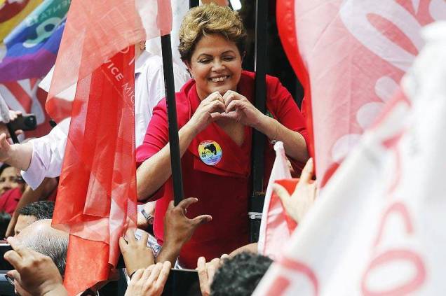 A presidente e candidata à reeleição pelo Partido dos Trabalhadores (PT), Dilma Rousseff, participa de carreta pelo centro de Porto Alegre (RS), neste sábado (25), véspera das eleições 2014