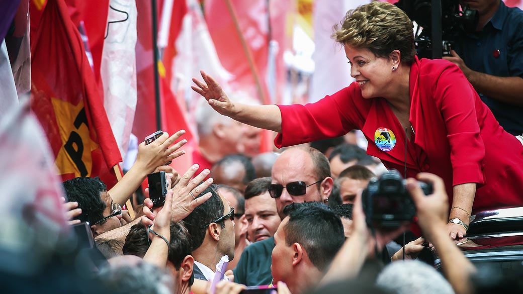 A presidente e candidata à reeleição pelo Partido dos Trabalhadores (PT), Dilma Rousseff, participa de carreta pelo centro de Porto Alegre (RS), neste sábado (25), véspera das eleições 2014