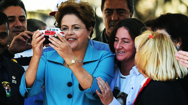 A presidente da República e candidata à reeleição, Dilma Rousseff (PT), participa de encontro com taxistas , em São Paulo - 06/09/2014