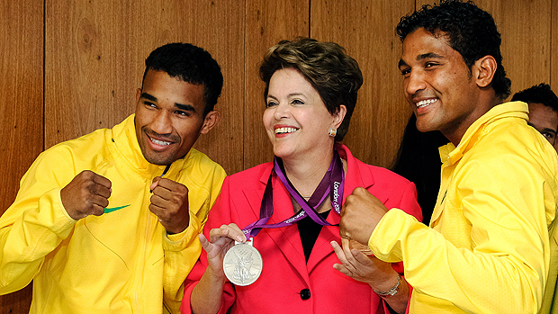 A presidente Dilma recebeu os irmãos Esquiva (esq.) e Yamaguchi Falcão, medalhistas olímpicos, no Planalto