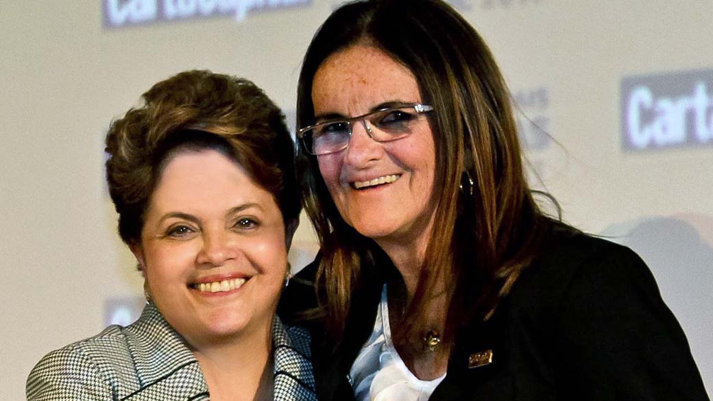 Dilma Rousseff e a chefe de gás e energia da Petrobrás, Maria das Graças Foster, durante cerimônia em São Paulo