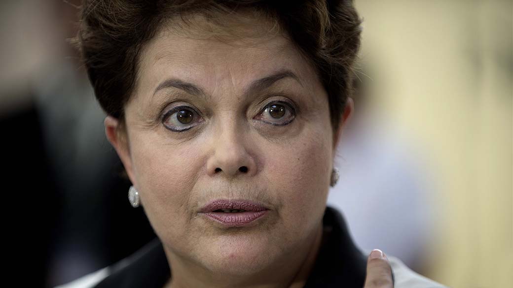 Dilma durante coletiva de imprensa no aeroporto de Los Cabos, no México