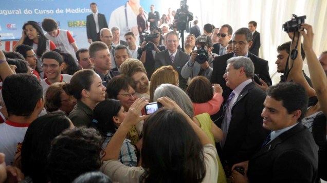 Dilma parou para tirar fotos com os poucos convidados por dois minutos, rodeada de políticos e seguranças