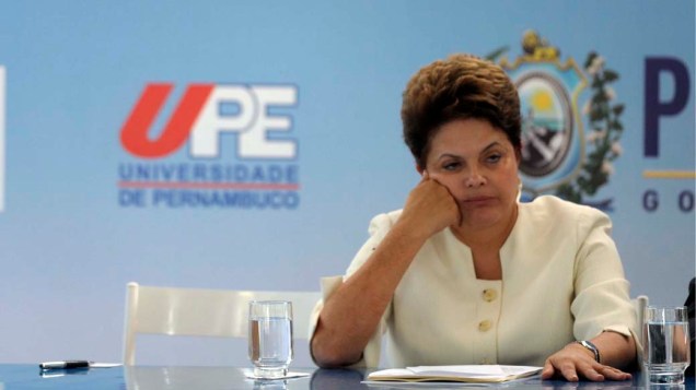 Enquanto o governador de Pernambuco, Eduardo Campos, discursava, Dilma sentia os efeitos da viagem corrida pelo estado