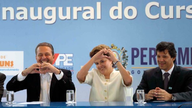 Dilma ao lado do governador de Pernambuco, Eduardo Campos, e o ministro da Educação, Fernando Haddad, em Garanhuns (PE)