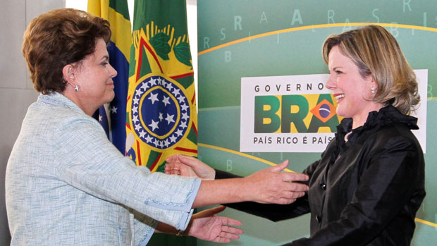 A presidente Dilma Rousseff cumprimenta a nova ministra da Casa Civil, Gleisi Hoffmann