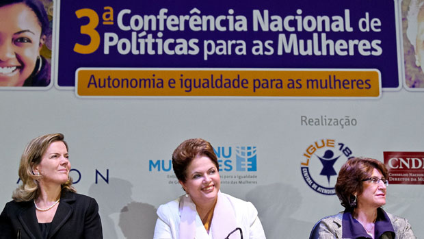 A presidente Dilma, acompanhada pelas ministras Gleisi Hoffman e Iriny Lopes, na Conferência de Políticas para Mulheres