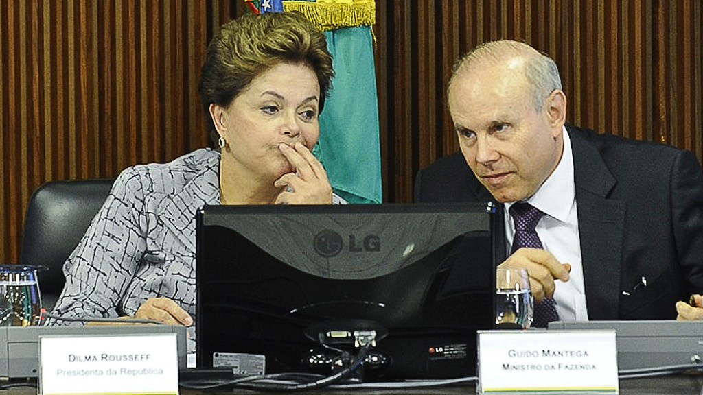A presidente Dilma Rousseff e o ministro da Fazenda, Guido Mantega, reúnem-se com o Conselho Político, em Brasília, nesta quinta-feira