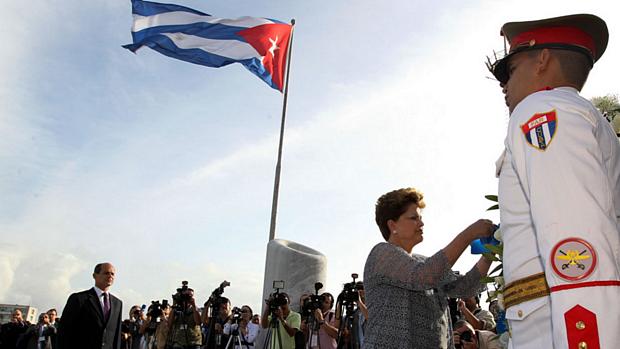 Primeiro compromisso: Dilma participa de cerimônia de oferenda floral no Memorial José Marti, herói de Cuba, em Havana