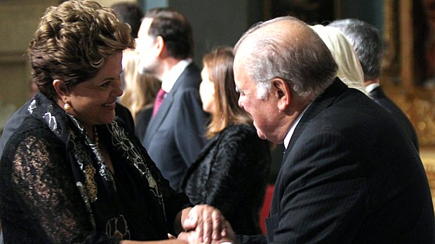 Dilma Rousseff cumprimenta o secretário-geral ibero-americano Enrique Iglesias