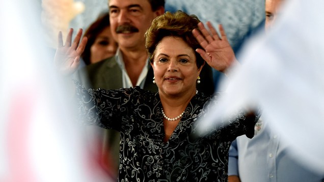 Em comício, Dilma buscou atrair prefeitos e lideranças regionais do PMDB no oeste paulista