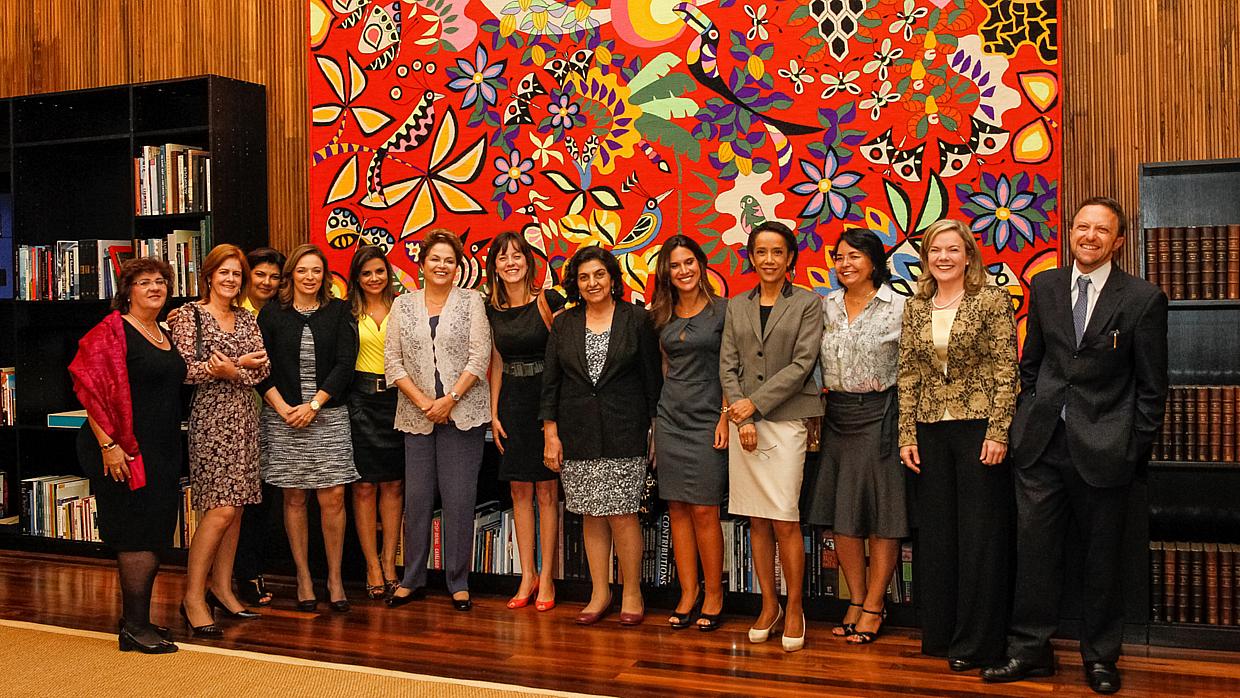 A presidente Dilma Rousseff recebe jornalistas mulheres em jantar no Palácio da Alvorada