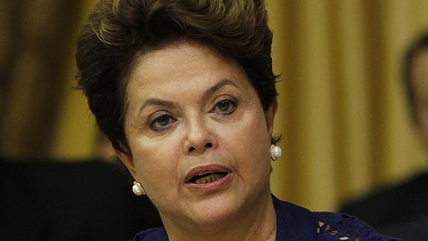 “Acho que a Líbia está passando por um processo de transformação democrática”, disse Dilma, em Angola
