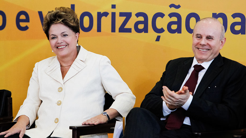 Dilma ao lado de Guido Mantega durante cerimônia de anúncio do PAC Equipamentos