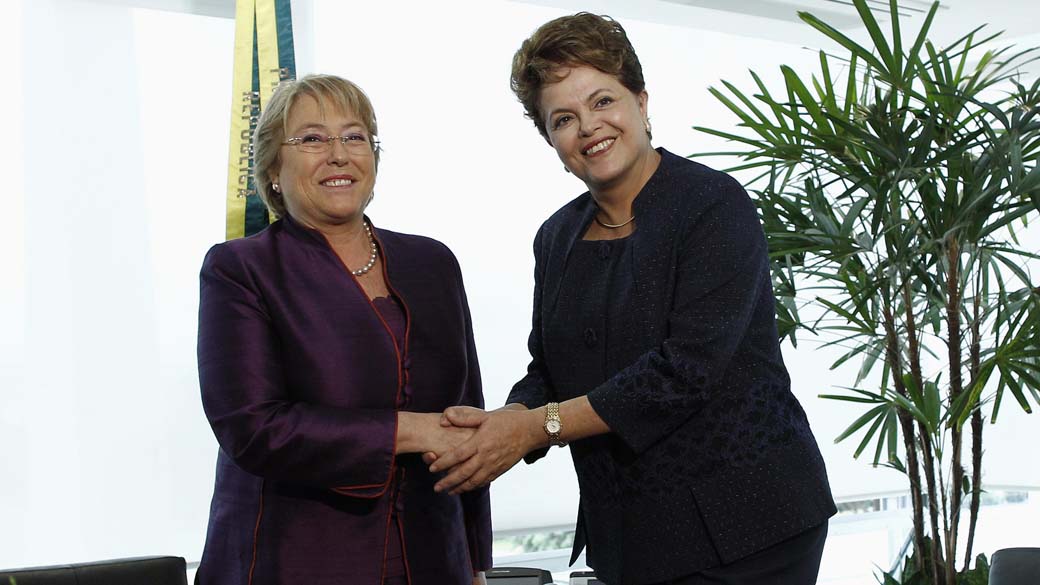 A presidente Dilma com Michelle Bachelet, ex-presidente do Chile e diretora-executiva da ONU Mulheres, em Brasília
