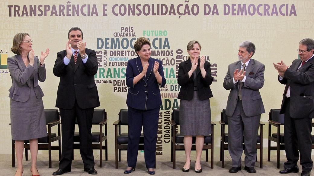 A presidente Dilma Rousseff e seus ministros reunidos na cerimônia que marcou a sanção da lei da Comissão da Verdade