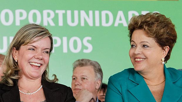 Gleisi Hoffmann e Dilma Rousseff na entrega de máquinas e de assinatura de ordens de serviço da BR-158/PR, trecho Campo Mourão-Palmital, e da BR-487/PR, trecho Nova Brasília-Tuneiras do Oeste