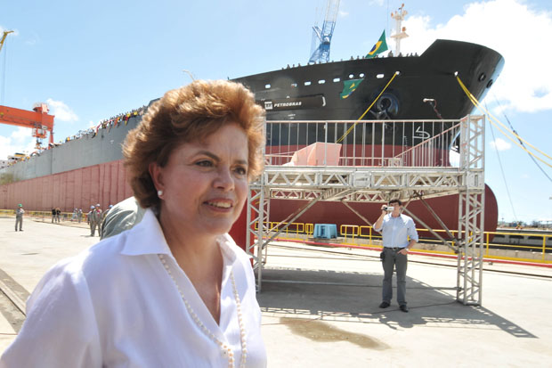 Dilma, pré-candidata do PT, participou do evento oficial e foi elogiada em todos os discursos.