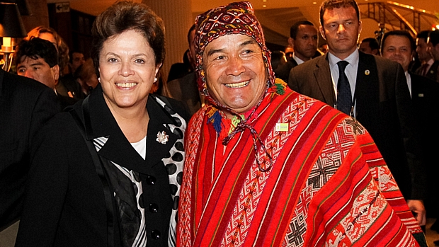 Dilma Rousseff cumprimenta o prefeito de Urubamba (Machu Picchu) ao chegar ao Peru para participar da posse de Ollanta Humala
