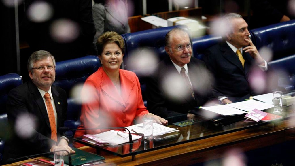 Dilma entre Maia, Sarney e Temer: relação problemática com ministra Ideli Salvatti também motivou trocas
