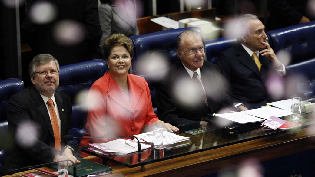 Dilma entre Maia, Sarney e Temer: relação problemática com ministra Ideli Salvatti também motivou trocas