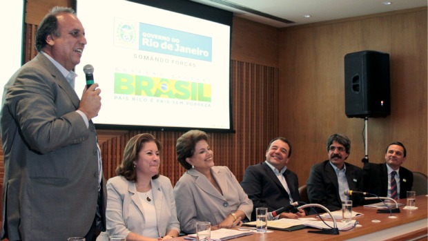 Durante a apresetação do vice-governador Luiz Fernando Pezão, Dilma parece relaxada