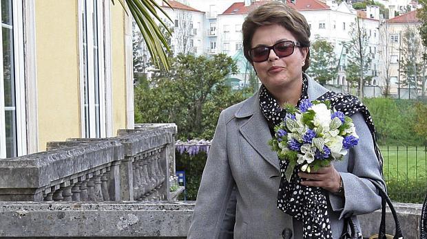 Dilma: flores e proposta de ajuda na chegada a Portugal
