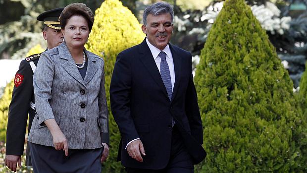 A presidente Dilma Rousseff caminha ao lado de seu colega turco, Abdullah Gul
