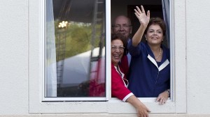 A presidente Dilma Rousseff ao lado da senadora Ideli Salvati na inauguração de conjunto habitacional do projeto Minha Casa Minha Vida, em Blumenau, Santa Catarina