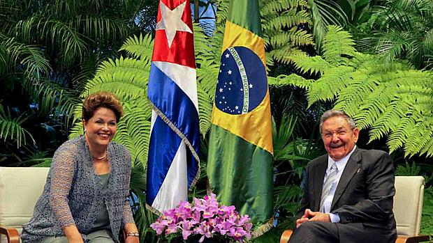 A presidente Dilma e o ditador Raúl Castro, em 2012. O governo da petista quer importar 6.000 médicos cubanos
