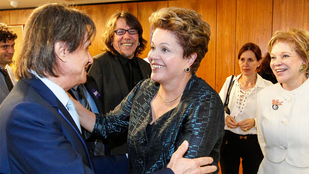 Dilma recebe Roberto Carlos no Palácio do Planalto