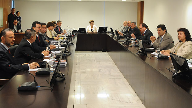 A presidente Dilma se reúne com ministros das áreas sociais: programa de combate à miséria será mais ambicioso que o Bolsa Família