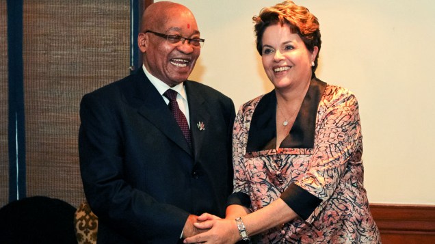 Presidente Dilma Rousseff cumprimenta o presidente sul-africano, Jacob Zuma, no encontro dos Brics na Índia