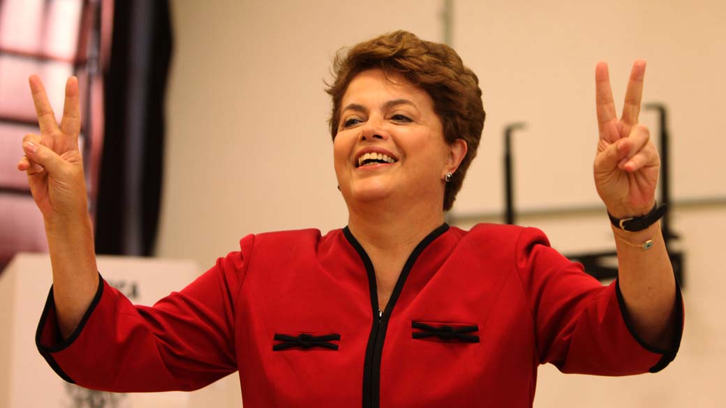 Dilma Rousseff ao votar, neste domingo, na escola estadual Santos Dumont, em Porto Alegre
