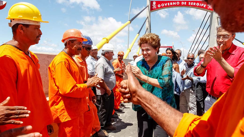 A presidente Dilma Rousseff na cerimônia de inauguração da Ponte Gilberto Amado, em Sergipe