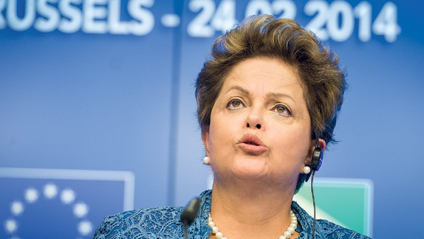 Dilma Rousseff discursa na VII Cúpula entre Brasil e União Europeia, em Bruxelas: pobre do tradutor simultâneo