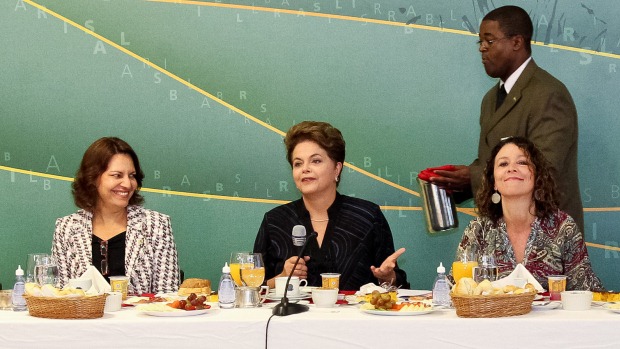 A presidente Dilma Rousseff em café da manhã com jornalistas, em Brasília