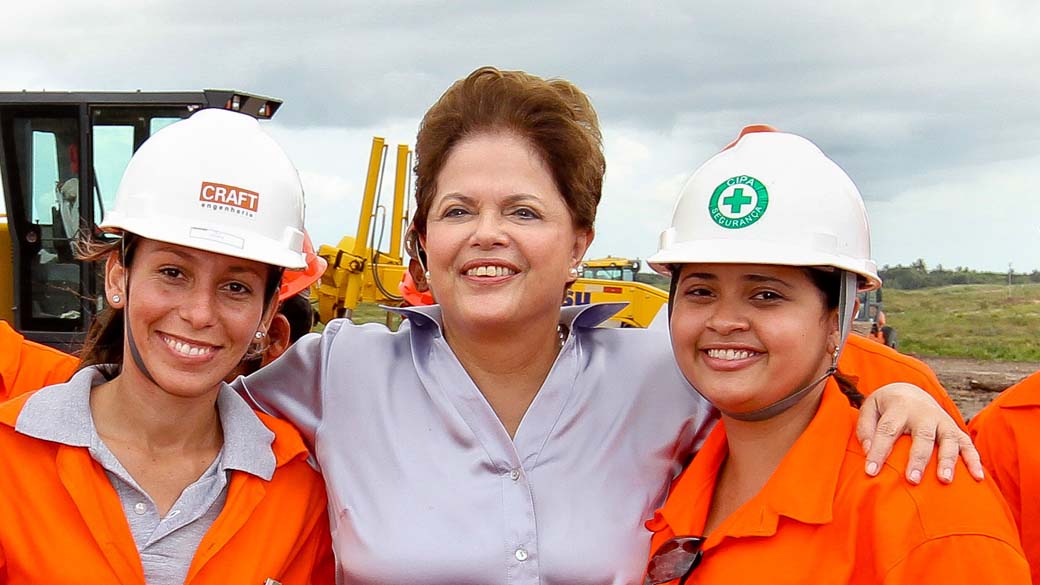 Presidenta Dilma Rousseff cumprimenta os trabalhadores na Cerimônia de início da terraplanagem da Companhia Siderúrgica do Pecém